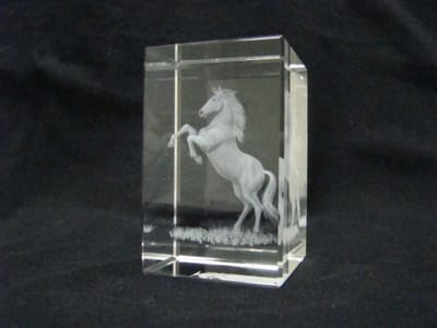 Glasblokje Steigerend Paard 3D – Lasergravure – Cadeauverpakking 8 cm