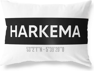 Tuinkussen HARKEMA - FRIESLAND met coördinaten - Buitenkussen - Bootkussen - Weerbestendig - Jouw Plaats - Studio216 - Modern - Zwart-Wit - 50x30cm