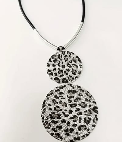 Zwart ketting voor dames met ronde hanger in zwart-witte luipaardprint – statement ketting