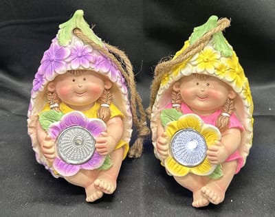 Polyresin solarlamp "hangende kids in bloem" - Set van 2 stuks - met lantaarn LED - meisjes - paarse en gele bloem - Hangend & Staand model - hoogte 12 x 9 x 8 cm - Met ophangkoord - Tuindecoratie - Tuinverlichting