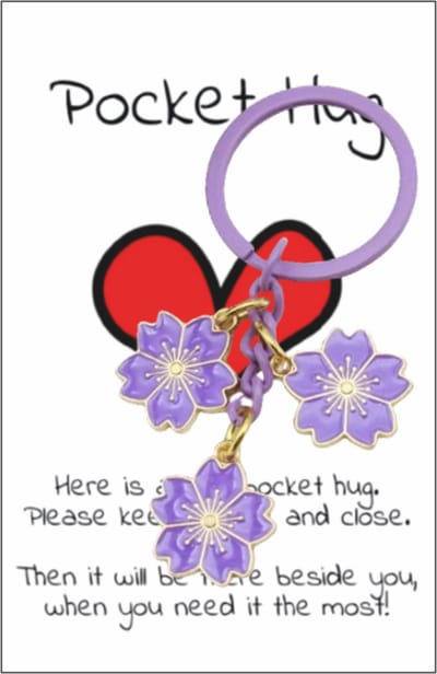 Pradeo - Bloemetjes - Sleutelhanger - Gelukshanger - Hangertje - Bloemen - Flowers - Key Chain - Pocket Hug - Klein Cadeau / Geschenk - Met Kaartje Met Tekst - Paars