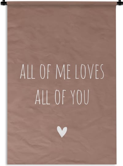 Wandkleed - Wanddoek - Engelse quote "All of me loves all of you" met een hartje op een bruine achtergrond - 90x135 cm - Wandtapijt