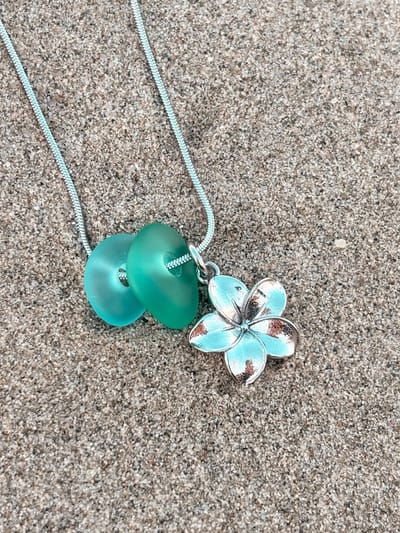 Laguna Treasures - Zeeglas - ketting - plumeria - zilver - snake ketting- Halsketting - Sieraden - Surf -Bloem