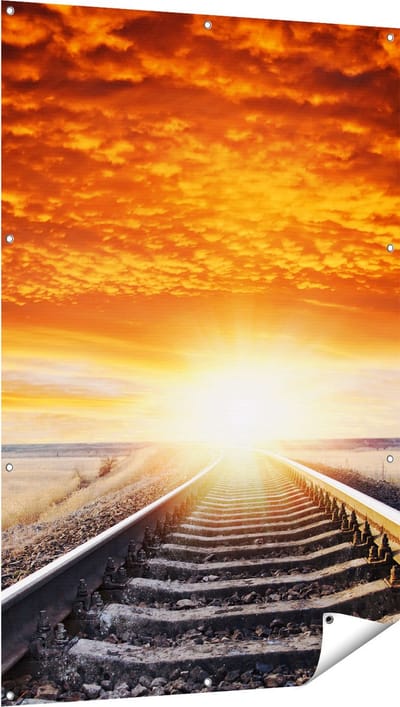 Gards Tuinposter Rails Spoorweg bij Zonsondergang - 100x150 cm - Tuindoek - Tuindecoratie - Wanddecoratie buiten - Tuinschilderij
