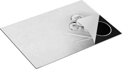 Chefcare Inductie Beschermer Sushi met Stokjes op een Grijze Achtergrond - Zwart Wit - 75x50 cm - Afdekplaat Inductie - Kookplaat Beschermer - Inductie Mat