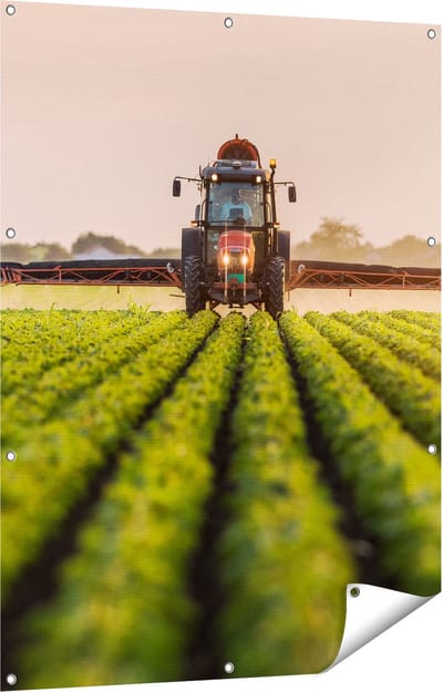 Gards Tuinposter Rode Tractor op het Veld aan het Sproeien - 90x120 cm - Tuindoek - Tuindecoratie - Wanddecoratie buiten - Tuinschilderij
