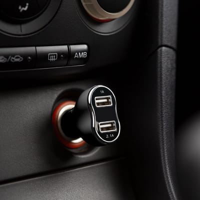Autolader sigarettenaansteker - 2x USB (2,1A + 1A) - 12-24V - compacte dubbele USB-autoadapter - zwart - stijlvol design met chroomrand [55054BK]