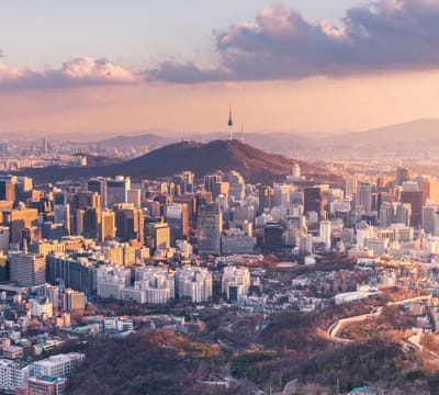 Toren op de Namsanberg in de skyline van centraal Seoul - Fotobehang (in banen) - 250 x 260 cm