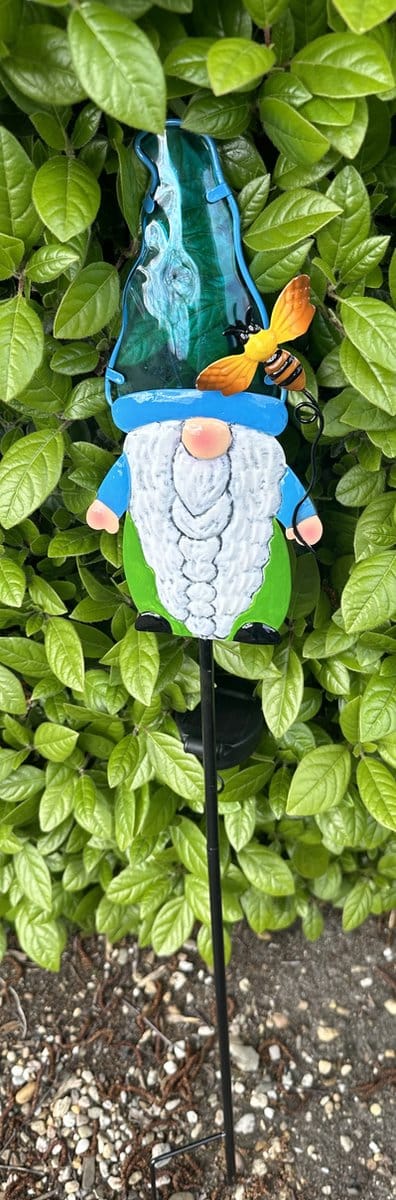 Metaal + glazen solarlamp op tuinsteker "Kabouter met bij" - meerkleurig - tuinsteker - hoogte 82 x 15 x 2 cm - Tuindecoratie - Tuinverlichting