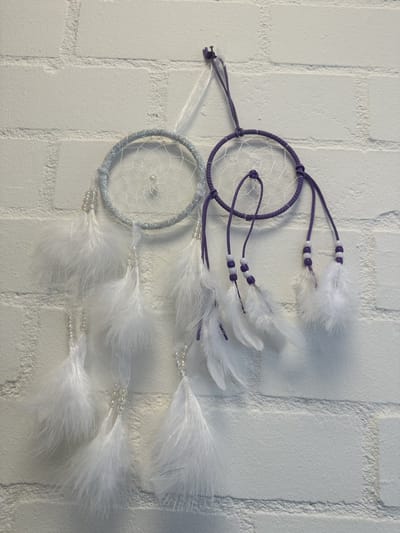 Dromenvanger met veren - Set van 2 stuks - wit met glitters en paars - Dreamcatcher with feathers- Dia 11 cm x lengte 46 cm - Woonaccessoires