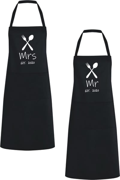 Go Mama™ – Keukenschort “Mrs. Mr. est. 2020” – Koppel kookschort – One Size – Verstelbaar – Zwart – Origineel huwelijkscadeau of samenwonen cadeau