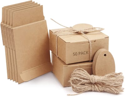 Allecto - Bruine Kraftpapier Geschenkdozen - Set van 50 - Ideaal voor DIY Bruiloften en Feestjes - 7,5 x 7,5 x 3,5 cm - Inclusief Henneptouw en Bor...