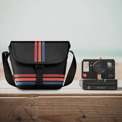 Beschermende Zwarte Cameratas met Verstelbare Schouderriem en Binnenvak – Geschikt voor Polaroid Now / Now+ I-Type Instant Camera en Polaroid Originals OneStep+ / OneStep 2 VF – Tas met Streepmotief