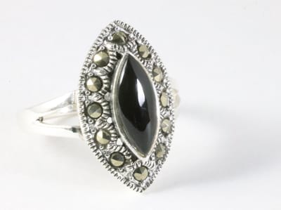 Zilveren ring met onyx en marcasiet - maat 17
