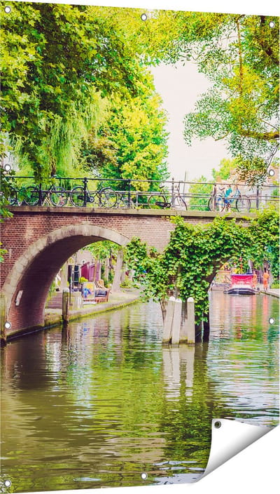 Gards Tuinposter Dichtbegroeide Brug op de Oudegracht in Utrecht - 80x120 cm - Tuindoek - Tuindecoratie - Wanddecoratie buiten - Tuinschilderij