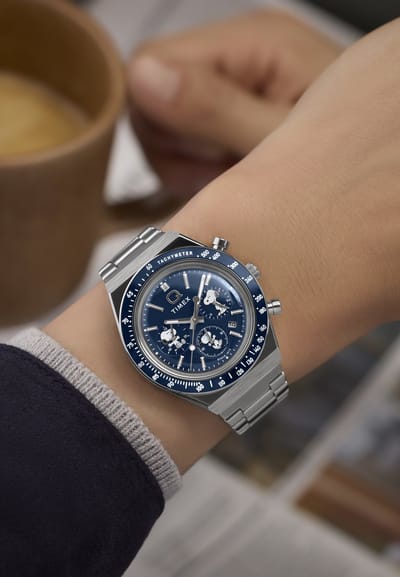 Timex Peanuts Q Chrono Quartz Chronograaf Horloge Zilverkleurig En Blauw Kast Gemaakt Van 100% Roestvrij Staal En Een Armband Van 100% Roestvrij Staal 40 TW2Y45300AJ