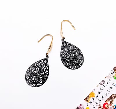 Jeannette-Creatief® - Chique - Zwarte Oorbellen - Zwarte Oorhangers - Oorbellen - Zwart met Goudkleurige RVS haakjes - Filigraan - Filigraan Oorbellen - Oorhangers - Zwarte Filigraan Oorbellen
