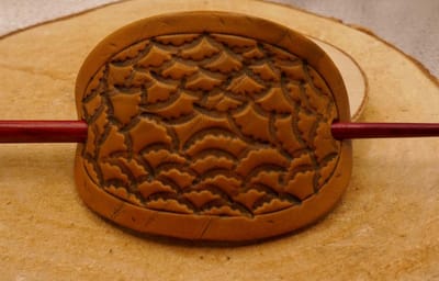 Lederen beige haarspeld siermotieven - leren haarspeld met houten haarstokje - vrouwelijke haarspeld - handgemaakte haarspeld - haarspeld voor vol haar - haarspeld voor lang haar - haaraccessoires leer - dames haarsieraad