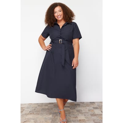 Curve damesjurken in donkerblauw, unifarben, midi-lengte, casual en aansluitend, plus size.