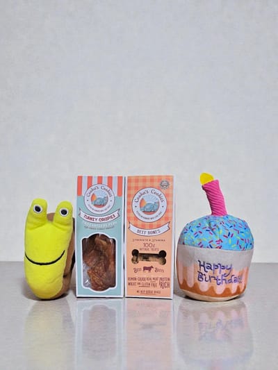 Honden Verjaardag Cadeau pakket -100% Natuurlijke Snacks - Happy Birthday Taart Knuffel, Snuffel Slak & Cooka’s Cookies Turkey Crispies + Beef Bones Snacks