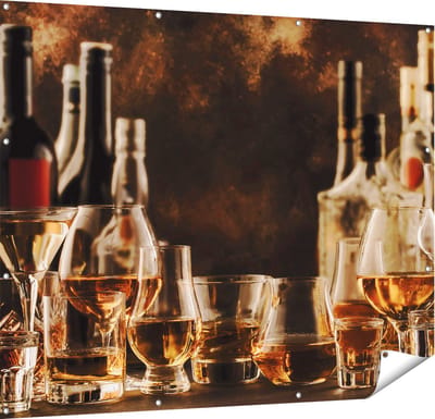 Gards Tuinposter Glazen met Sterke Drank - Flessen - 150x120 cm - Tuindoek - Tuindecoratie - Wanddecoratie buiten - Tuinschilderij