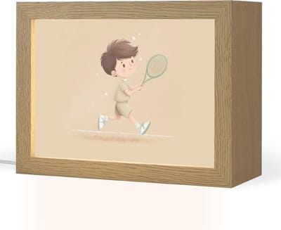 Nachtlampje 20x15 cm - Kinder lampje - Tennis - Jongen - Sterretjes - Tafellamp kinderkamer - Slaapkamer lamp - Bedlamp kinderen - Kinderlampje stopcontact - Wandlamp babykamer - Nachtlampjes