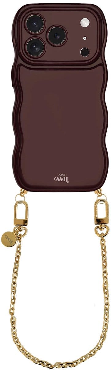 xoxo Wildhearts Glossy Wavy Cord Case Burgundy - Geschikt voor iPhone 17 Pro - Dreamy - Kort koord - Glimmend telefoonhoesje met golven - Hoesje met koord - Gouden ketting - kort telefoonkoord - Bordeaux rood hoesje - Korte variant koord
