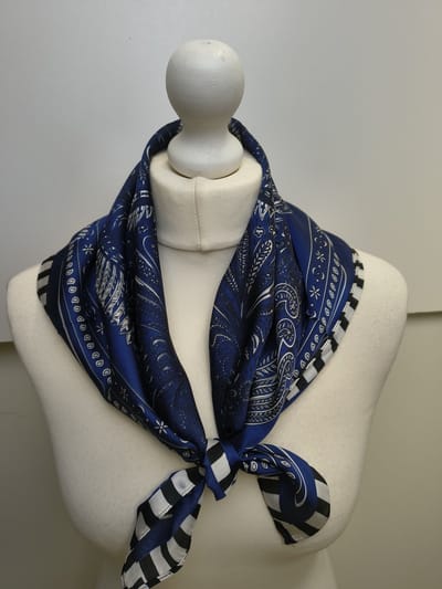Vierkante dames neksjaal Jorina-gebloemd motief-blauw wit-70x70-halssjaal-sjaal