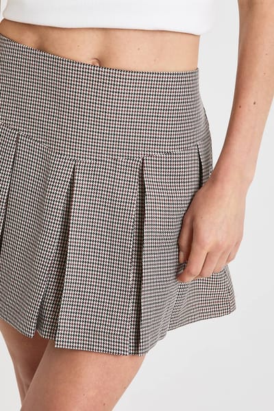 boohoo Dames Petite Tonal Mini Geruite Geplooide Skort | Stone | Maat: 8