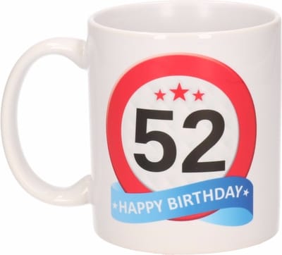 Beallatio Decorations - 52 jaar Verjaardag koffiemok - cadeau beker - stopbord print met happy birthday - 300 ml - keramiek - wit