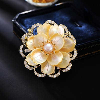 Dames Licht Luxe Design Elegante Imitatie Parel Pioenroos Bloem Broche Modieus Veelzijdig Niche Design Sense Broche beige