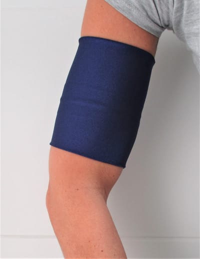Lycra band in een effen blauwe kleur van 25/26 cm ter bescherming van de Omnipod of sensor ivm diabetes, geschikt om mee te zwemmen. Beschermt de sensor zoals de freestyle libre of de omnipod