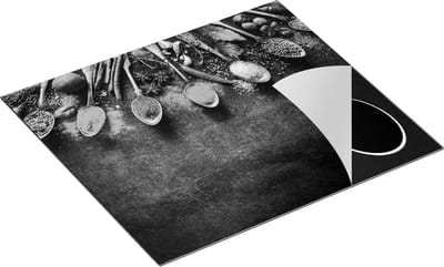 Chefcare Inductie Beschermer Kruiden en Specerijen op een Zwarte Plaat - Zwart Wit - 60x50 cm - Afdekplaat Inductie - Kookplaat Beschermer - Inductie Mat