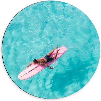 Dibond Wandcirkel - Man op Roze Surfplank - 70x70cm Foto op Aluminium Wandcirkel (met ophangsysteem)