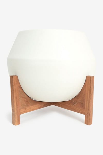 Sissy-Boy - Witte plantenpot met houten standaard