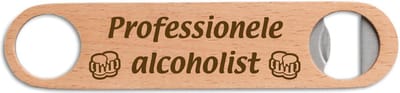 Gegraveerde bieropener/flesopener met de tekst Professionele alcoholist