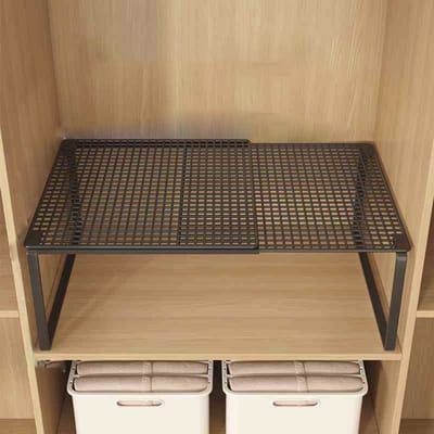 Uitschuifbaar opbergrek Geschikt voor kasten, stapelbaar metalen opbergrek, voor voor keukens, badkamers, Geschikt voorraadkasten, aanrechtbladen en onder de gootsteen. Zwart, afmetingen 24,41 x 10,63 x 8,66 inch.