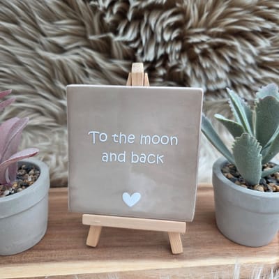 Robuust wenstegeltje “To the moon and back” – Liefde & Vriendschap Cadeau – Decoratie – Relatie Cadeautje – Vriendschap – Trendy nu – Zomaar – Familie – Decoratief Tegeltje met Standaard – Cadeau Idee