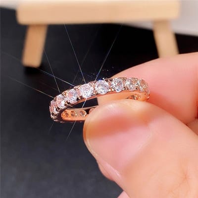 Huitan Eenvoudige Stijlvolle Ronde Bandring voor Vrouwen Micro Gezet Zirkonia Steen Dagelijkse Combinatie Meisjesring Statement Sieraden 7 black