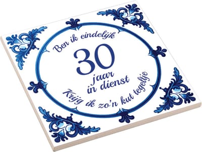 Spreuktegel met tekst " Ben ik eindelijk 30 jaar in dienst, krijg ik zo'n kut tegeltje" Werkjubileum - Cadeau voor Collega - Werknemer cadeau - Tegel met Tekst - Grappig Cadeau Collega