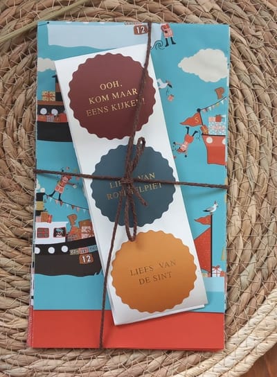 Cadeauzakjes Sinterklaas met cadeaustickers- Inpakzakjes met pakjesboot- 10 traktatiezakjes met sluitsticker