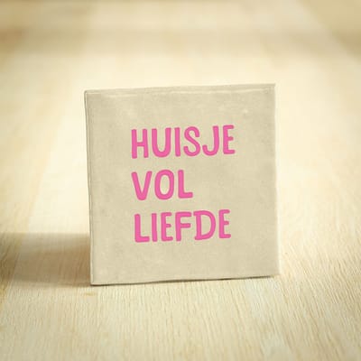 Tegeltje - Huisje vol liefde | Beige | 10x10cm - Interieur - Wijsheid - Tegelwijsheid - Spreuktegel - Keramiek - BONT