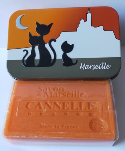 Metalen zeepblik met opdruk Chats de Marseille met Marseillezeep Kaneel 100 gram