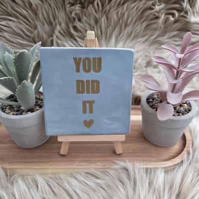 Robuust wenstegeltje “You did it” – Keramiek 10x10 cm – Wanddecoratie & Cadeau – Cadeau Geslaagd – incl standaard – Trendy nu - Feest - Geslaagd - Rijbewijs, diploma of ander succes