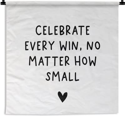 Wandkleed - Wanddoek - Engelse quote "Celebrate every win, no matter how small" met een hartje op een witte achtergrond - 90x90 cm - Wandtapijt