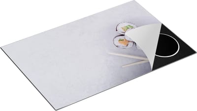 Chefcare Inductie Beschermer Sushi met Stokjes op een Grijze Achtergrond - 80x50 cm - Afdekplaat Inductie - Kookplaat Beschermer - Inductie Mat