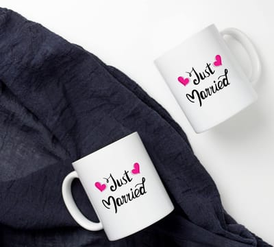 Set van 2x Mokken "Just Married Hartjes" Wit - Mokken met Tekst - Set - Huwelijkscadeau - Bruiloft Cadeau - Verjaardag Cadeau - Koffiemok - Huwelijks cadeautje origineel