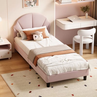 Gezellig kinderbed van 90x190 cm met zachte velours hoes in zachtroze voor knusse dromen in de kinder- of tienerkamer.
