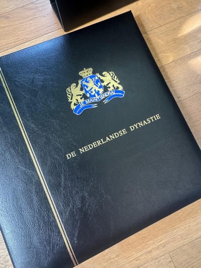Verzamelalbum “De Nederlandse Dynastie” met postzegels