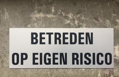 Xaptovi Aluminium deurbordje tekst: betreden op eigen risico Zelfklevend 130x50x0,5 mm zelfklevend